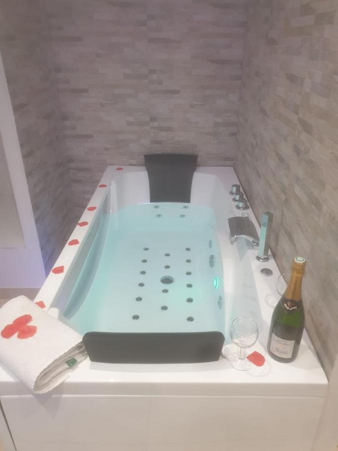 Spa Enzo Appartement Avec Jacuzzi Privatif Лион Экстерьер фото