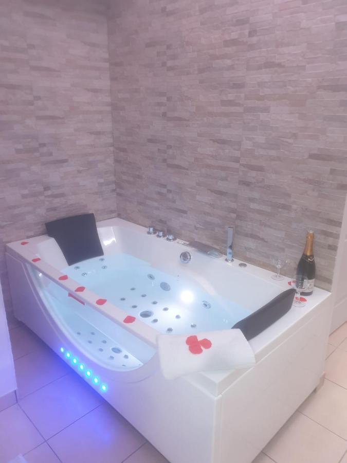 Spa Enzo Appartement Avec Jacuzzi Privatif Лион Экстерьер фото